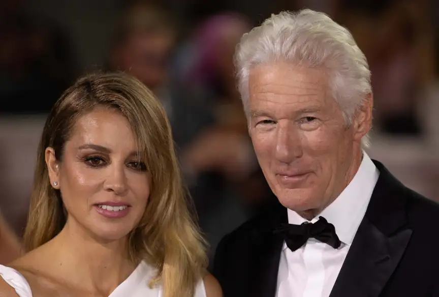 Richard Gere poklekl před svou manželkou. Důvod vás dojme