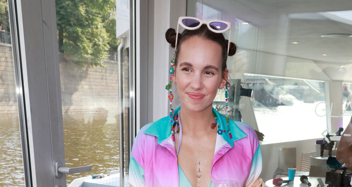 Míša Tomešová pořádně nažhavila fanoušky. V restauraci si sundala triko, všichni mysleli, že je nahoře bez Míša Tomešová pořádně nažhavila fanoušky. V restauraci si sundala triko, všichni mysleli, že je nahoře bez