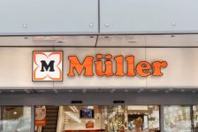 Do Česka přinese královské platy a kvalitní zboží.