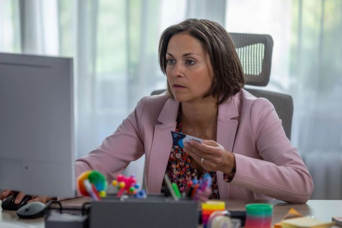 Vanda se dostává do problémů kvůli svému podvodu. Vanda se dostává do problémů kvůli svému podvodu.