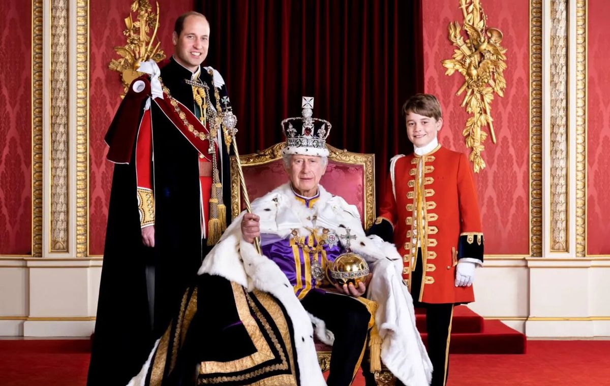 Král Karel III. při své korunovaci nedodržel královský protokol a oblékl si historický oděv Král Karel III. při své korunovaci nedodržel královský protokol a oblékl si historický oděv