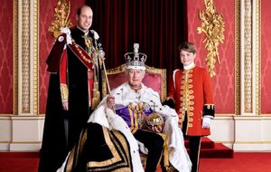 Král Karel III. při své korunovaci nedodržel královský protokol a oblékl si historický oděv Král Karel III. při své korunovaci nedodržel královský protokol a oblékl si historický oděv