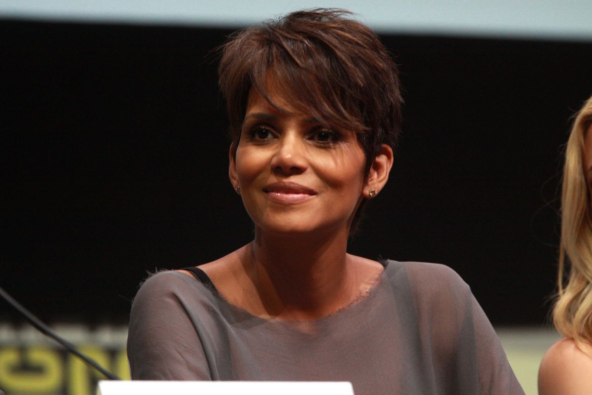 Halle Berry se ukázala na červeném koberci a lidé ji pořádně zkritizovali Halle Berry se ukázala na červeném koberci a lidé ji pořádně zkritizovali