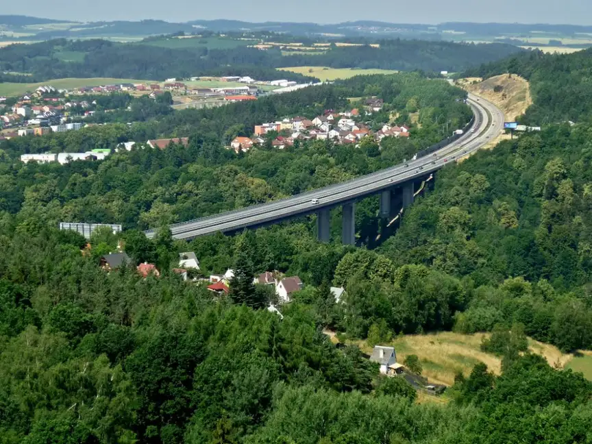 Z dálničního mostu na D1 spadl muž. Policie hledá svědky tragédie