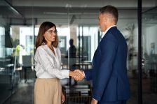 Je mi 55 a hledám práci. Odmítají mě mladí, co sami neumí nic, cítím se úplně na dně.