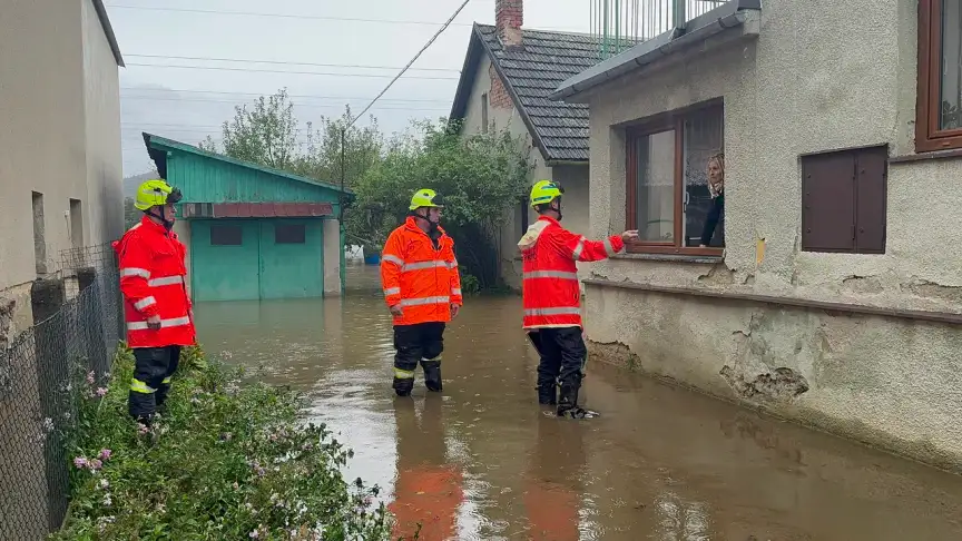 Hasiči mají plné ruce práce.