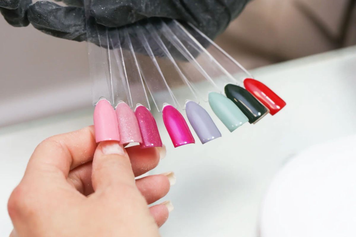 Tato barva nehtů je naprosto nevhodná pro seniorky. Je trapná a budete mít ruce jako umrlec