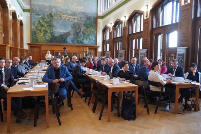 Na ministerstvu se debatovalo o vesnickém prodeji. Na ministerstvu se debatovalo o vesnickém prodeji.