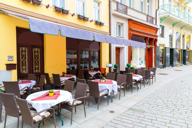 Karlovarský festival: Luxusní zážitek nebo past na peněženky? Hosté mají jasno Karlovarský festival: Luxusní zážitek nebo past na peněženky? Hosté mají jasno