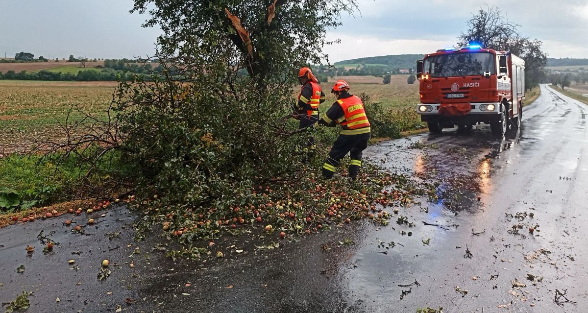 Zlínským krajem se prohnala bouřka. Voda zablokovala některé silnice Zlínským krajem se prohnala bouřka. Voda zablokovala některé silnice