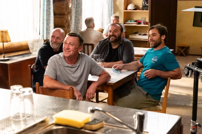 Seriál Jedna rodina končí. Seriál Jedna rodina končí.