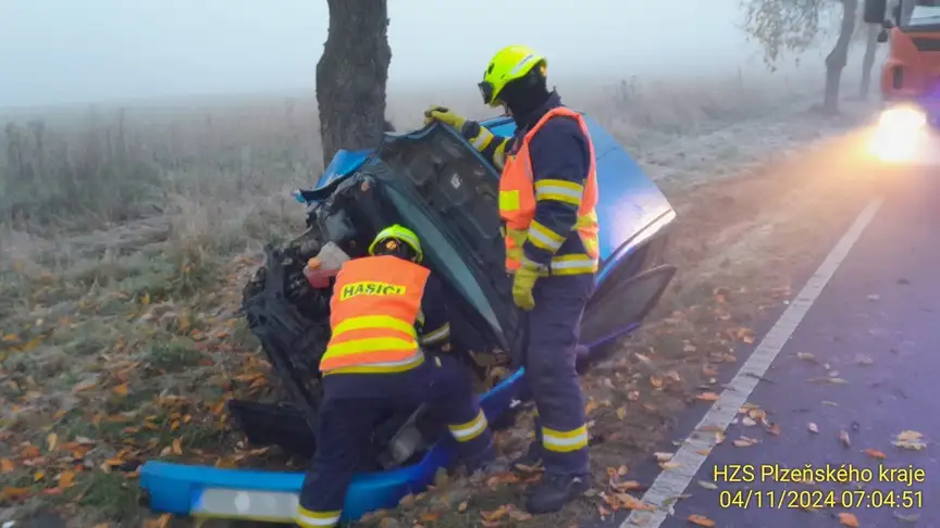 Ranní mlhy způsobují komplikace. Mladá řidička po nárazu do stromu skončila v nemocnici