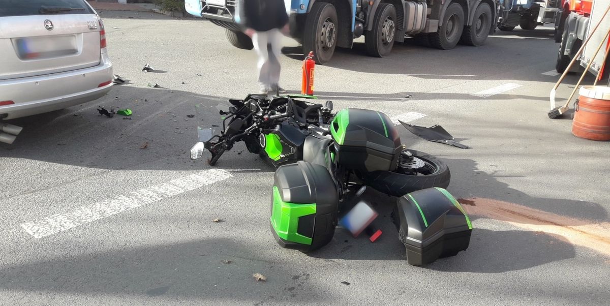 Vážná nehoda u plzeňské Olympie. Řidič motorky upadl do bezvědomí Vážná nehoda u plzeňské Olympie. Řidič motorky upadl do bezvědomí