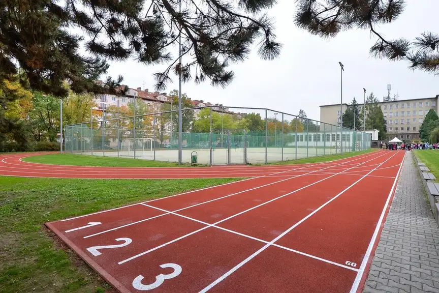 Opravená atletická dráha na 21. ZŠ v Plzni už slouží žákům i veřejnosti