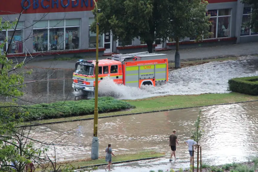 Bouřky se prohnaly Českem: Silnice neprůjezdné a domy vytopené. Lidé nestačí počítat škody