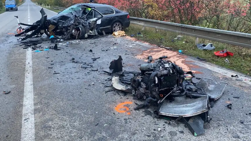 Na dálnici D11 se tvoří kolony, na místě došlo ke srážce nákladního a osobního vozu