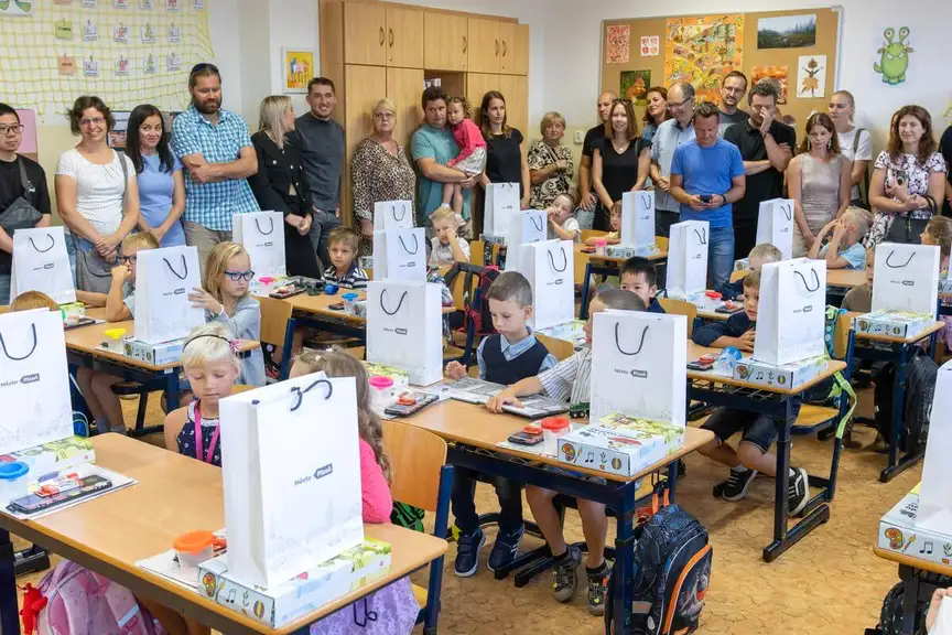 Foto: V Plzni přibylo prvňáčků, poznáte na fotkách i toho svého?