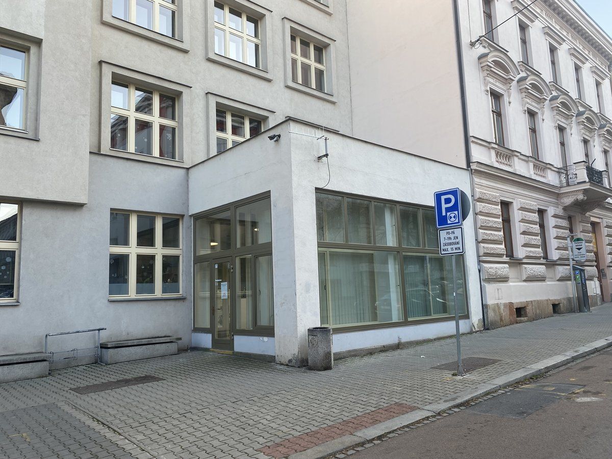 Plzeňský magistrát otevřel moderní podatelnu v bývalých prostorách České pošty Plzeňský magistrát otevřel moderní podatelnu v bývalých prostorách České pošty