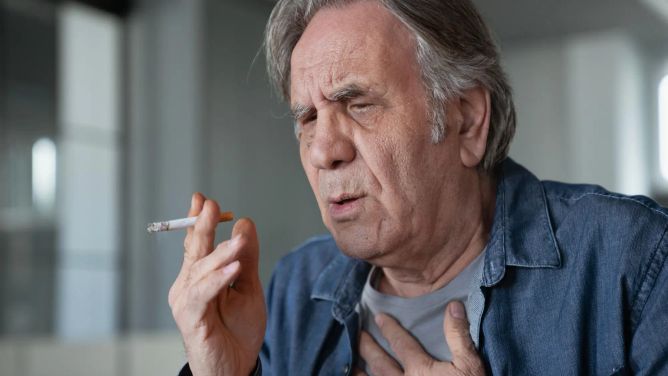 Starší muž se zapálenou cigaretou. Starší muž se zapálenou cigaretou.