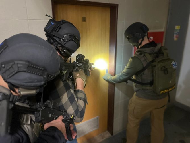 Policie na místě evakuuje studenty. Policie na místě evakuuje studenty.