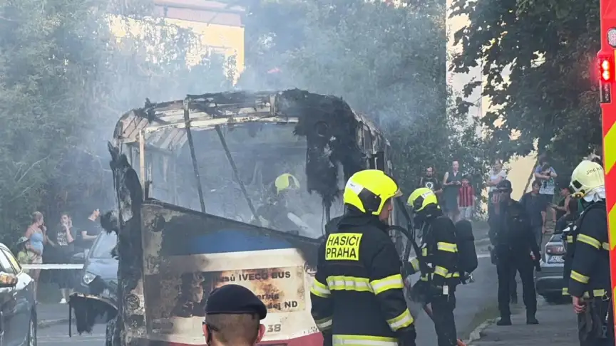 V Praze začal hořet autobus, poškodil i okolní vozidla. Silnice je uzavřena