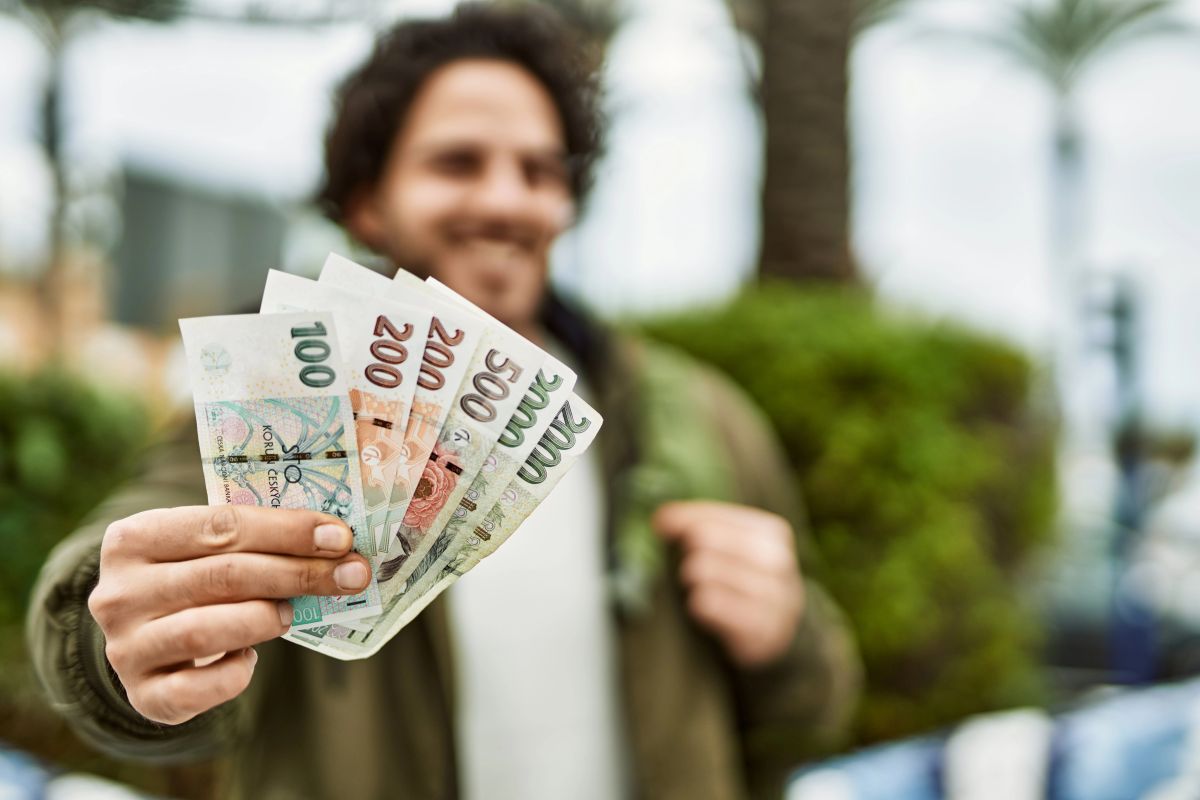 Hotovost mizí rychleji než tu čekal kdokoliv: Češi přestávají platit penězi, obchodníci se bojí ztráty  Hotovost mizí rychleji než tu čekal kdokoliv: Češi přestávají platit penězi, obchodníci se bojí ztráty