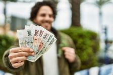Drtivá většina Čechů otočila: Papírové peníze přestávají dávat smysl, nastal tichý zlom Drtivá většina Čechů otočila: Papírové peníze přestávají dávat smysl, nastal tichý zlom
