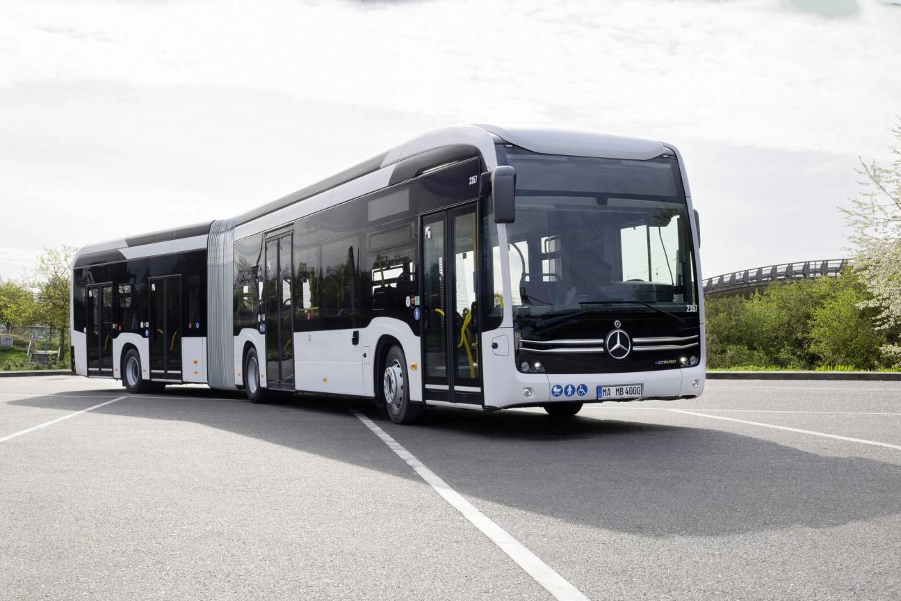 Plzeň testuje revoluční elektrický kloubový autobus Mercedes-Benz