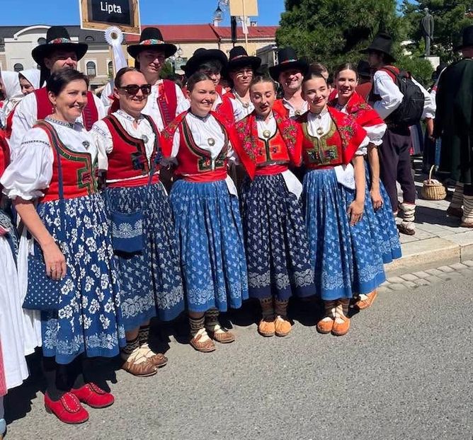 Rekordní účast v krojích. Slavnosti v Rožnově přilákaly davy i hlavu státu, důvod překvapil. Rekordní účast v krojích. Slavnosti v Rožnově přilákaly davy i hlavu státu, důvod překvapil.