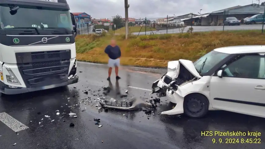 Hasiči mají od rána plné ruce práce. Počasí komplikuje dopravu, vlaky na některých místech nejezdí