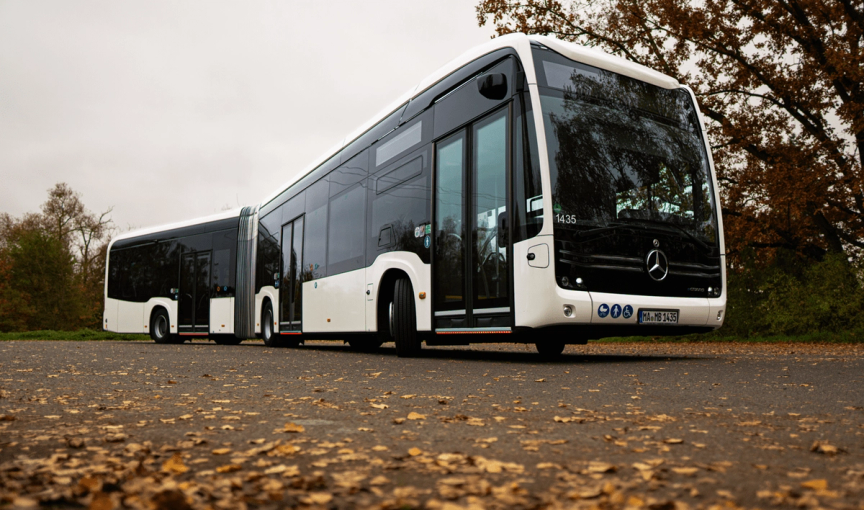 Plzeňské městské dopravní podniky zahájily v Plzni testování nového plně elektrického kloubového autobusu Mercedes-Benz eCitaro G.