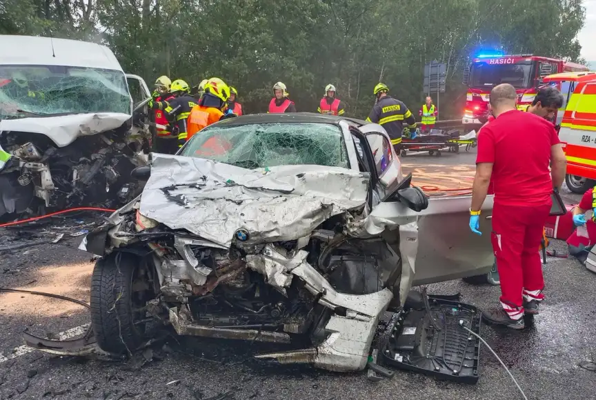 Vážná nehoda u Bezdězu: Na místě je několik zraněných, včetně dětí