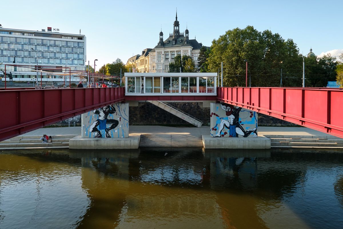 FOTO: Plzeňská Náplavka ožívá barvami: Nové osvětlení, které stojí za návštěvu! FOTO: Plzeňská Náplavka ožívá barvami: Nové osvětlení, které stojí za návštěvu!