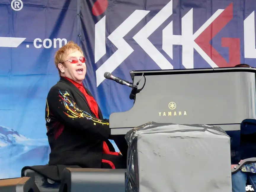 Zpěvák Elton John oznámil, že po zánětu oka přichází o zrak