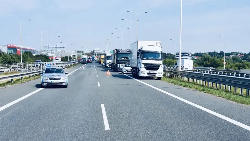 Pražský okruh blokuje vážná nehoda několika aut. Na místě přistává vrtulník