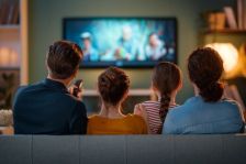Lidé budou dnes večer sedět u televize. Lidé budou dnes večer sedět u televize.