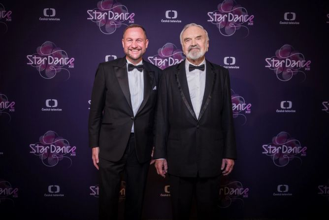 Zdeněk Svěrák a ředitel České televize Jan Souček. Zdeněk Svěrák a ředitel České televize Jan Souček.