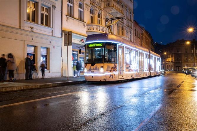 Vánoční tramvaj se letos změnila. Vánoční tramvaj se letos změnila.