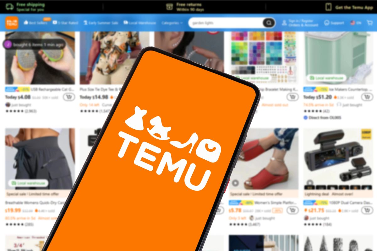 Oblíbené e-shopy Čechů se dostávají do problémů. Prodávají závadný materiál a cílí agresivní reklamou Oblíbené e-shopy Čechů se dostávají do problémů. Prodávají závadný materiál a cílí agresivní reklamou