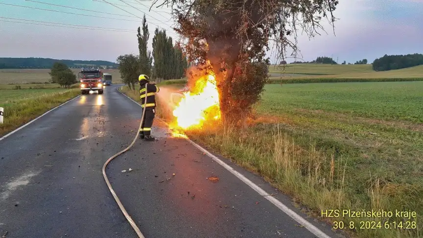 Vážná nehoda u Plzně: Auto narazilo do stromu a začalo hořet