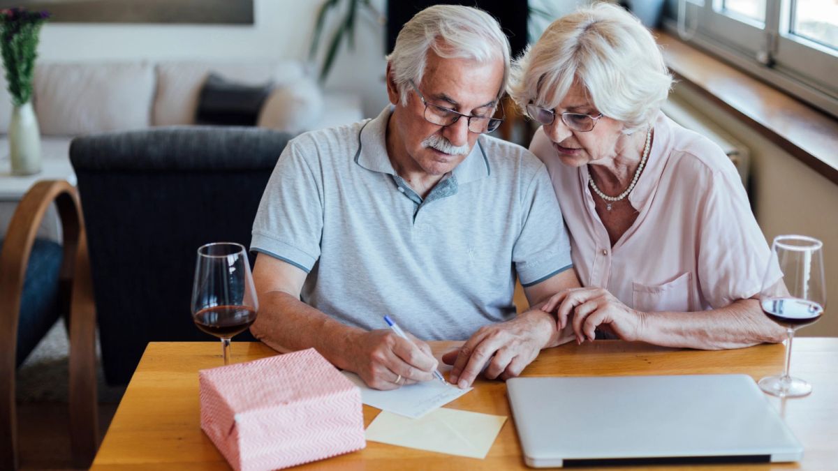 Další odsouvání seniorů: Stát se rozhodl, že už jim nebude posílat dopisy. Prý to stojí moc peněz Další odsouvání seniorů: Stát se rozhodl, že už jim nebude posílat dopisy. Prý to stojí moc peněz