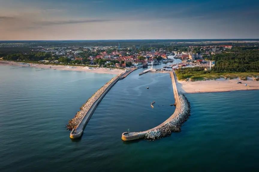 Polská Ustka nabízí krásné pláže, písečné duny a čisté moře. Davům se ale nevyhnete