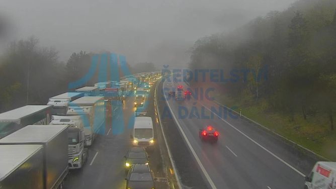 Dálnici D5 blokuje nehoda. Dálnici D5 blokuje nehoda.