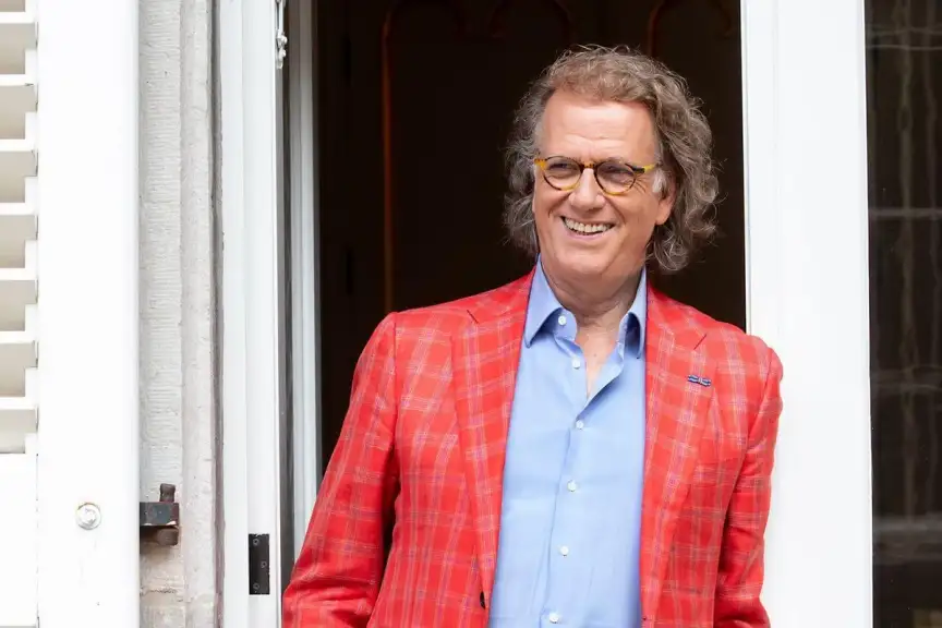 André Rieu se do důchodu nechystá. Žije na zámku a vyprodává haly po celém světě