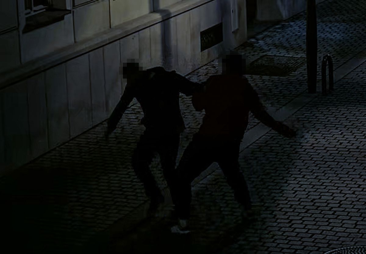 Dva muži poprali v Martinské ulici. Strážníci je zadrželi Dva muži poprali v Martinské ulici. Strážníci je zadrželi