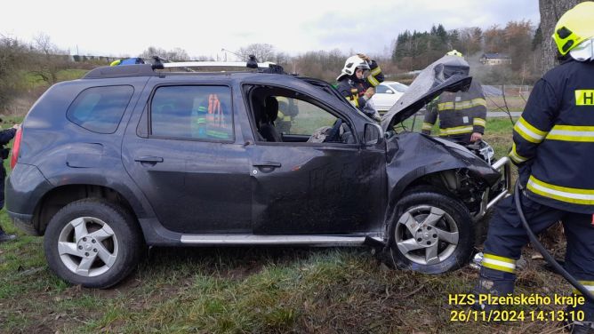 Auto po nárazu do stromu začalo hořet.