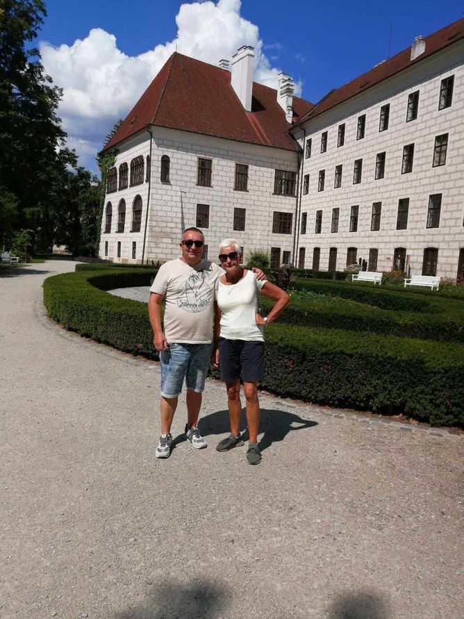 S manželem ráda cestuje. S manželem ráda cestuje.