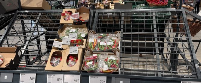 Všude na nás koukaly prázdné regály. Všude na nás koukaly prázdné regály.