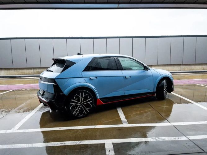 Revoluce v bojové technice! Hyundai uvádí nejtišší tank na světě! Revoluce v bojové technice! Hyundai uvádí nejtišší tank na světě!