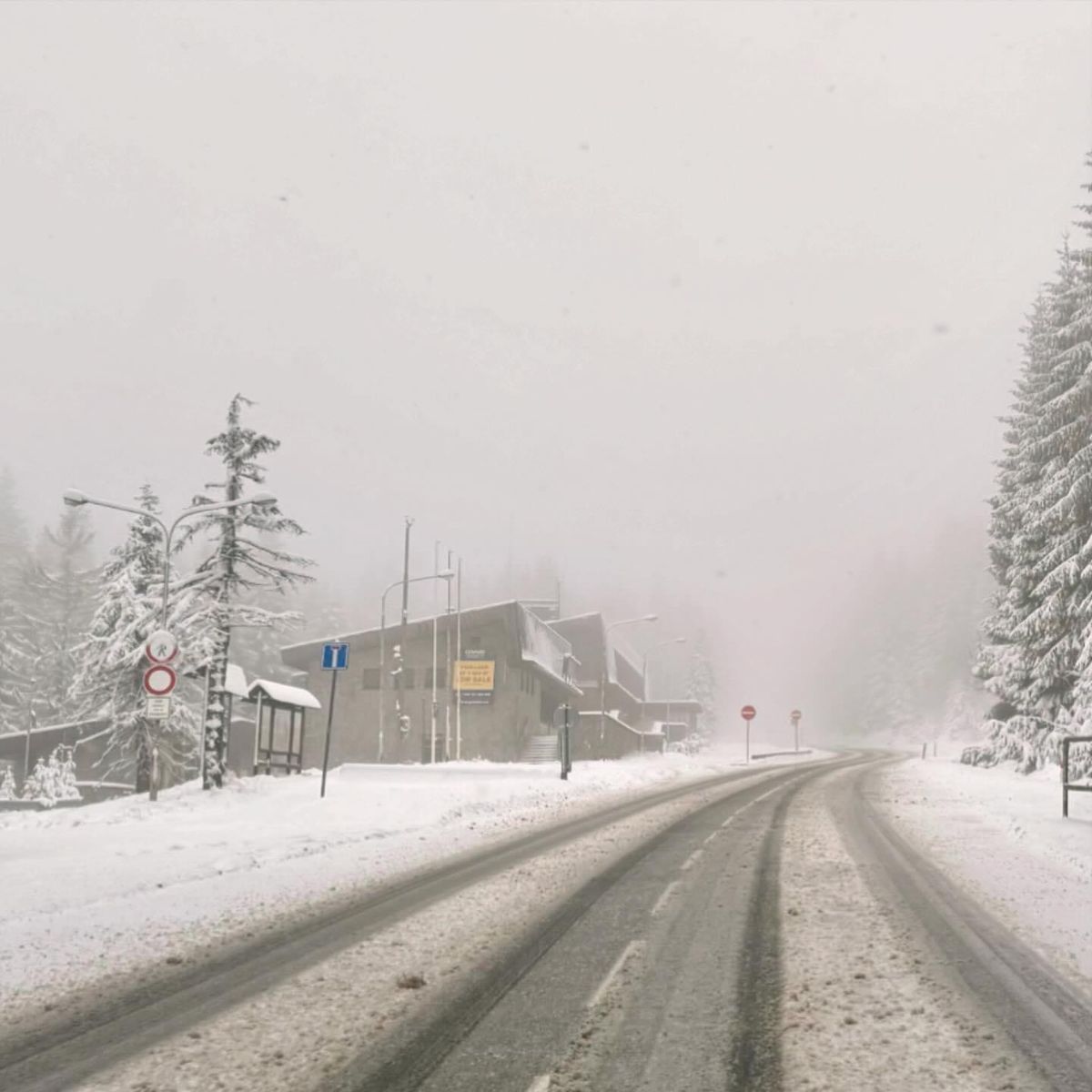 Šumavu zasypal sníh. Známe ceny skipasů a začátek zimní sezony Šumavu zasypal sníh. Známe ceny skipasů a začátek zimní sezony
